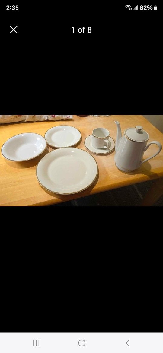 41 Piece Gibson Dinnerware. Like New! Compare Used At 60 Or More!!