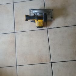DEWALT CIRCULAR SAW DCS393  USED 