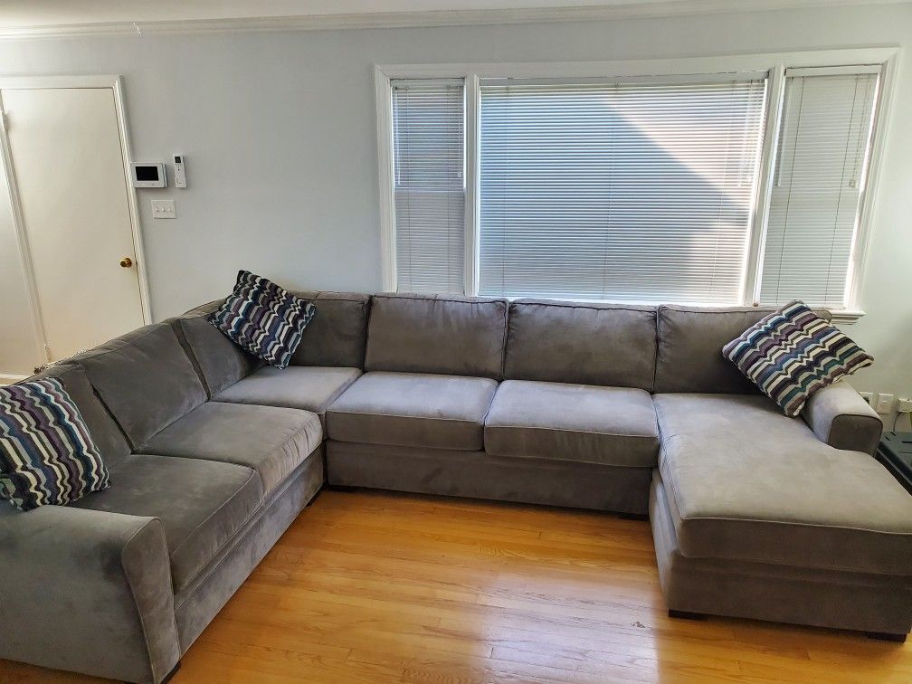 Sectional couch - Excellent Condition