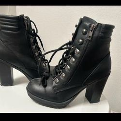 BOOTS 5 1/2