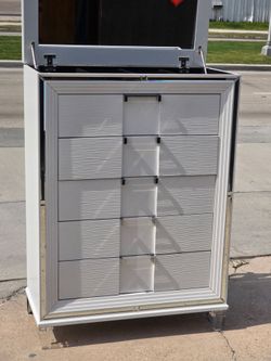 DRESSER