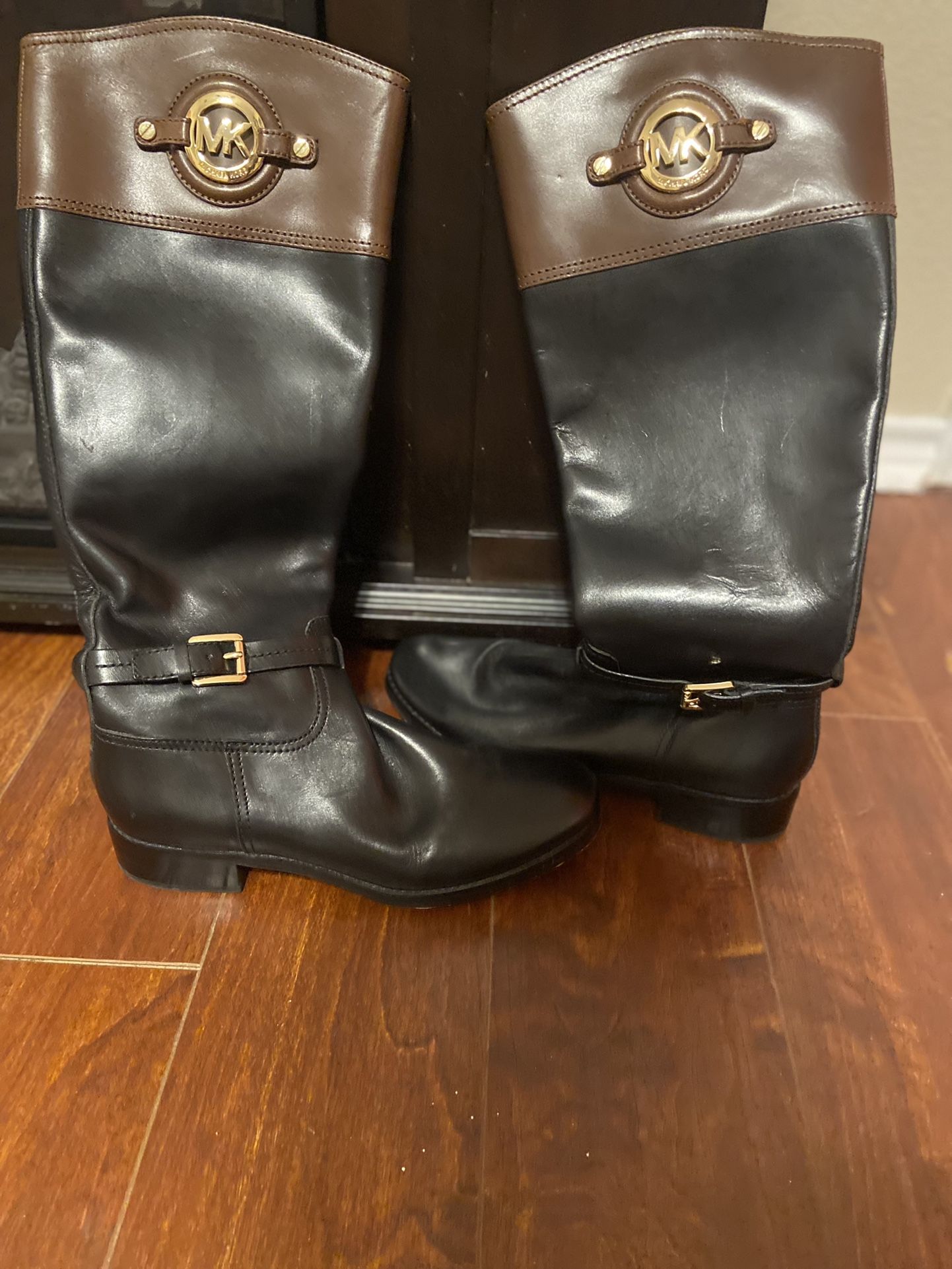 MICHAEL KORS TALL BLACK / BROWN WITH GOLD ELEMENT BOOTS - SIZE 8 