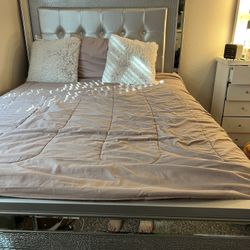 Queen bed drama and night stand 