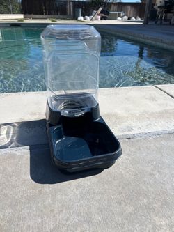 Gravity pet waterer