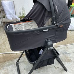 Nuna Demi Grow Bassinet And Stand 