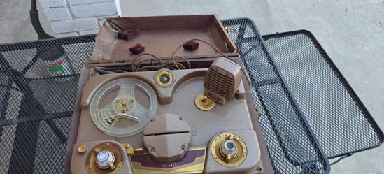 vintage Revere Model T-100 reel-to-reel tape recorder