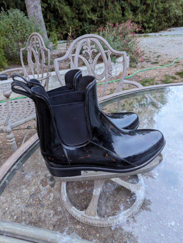 Women's rain boots size 8