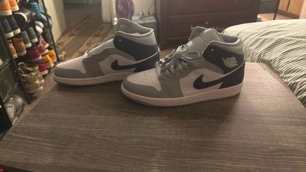 Air Jordan 1 Mid 'Wolf Grey / Midnight Navy