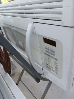 GE Microwave. Excellent Condition. 