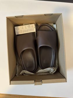 Yeezy Slide Soot Size 4