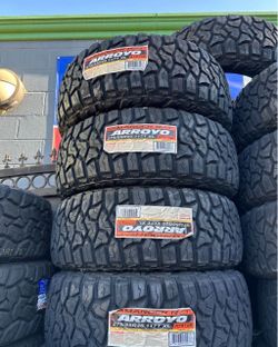 275/55-20 Arroyo vendo aet de Tires nuevas con 50,000 millas se garantía