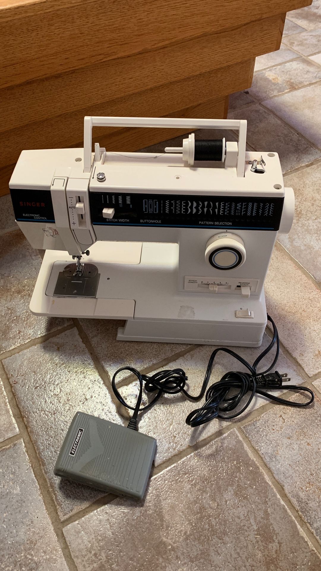 Singer 4562T electronic control sewing machine With original owners manual