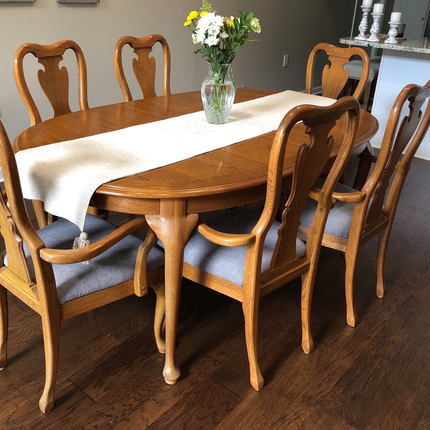 Thomasville Vintage Tidewaiter Solid Wood Dining Set
