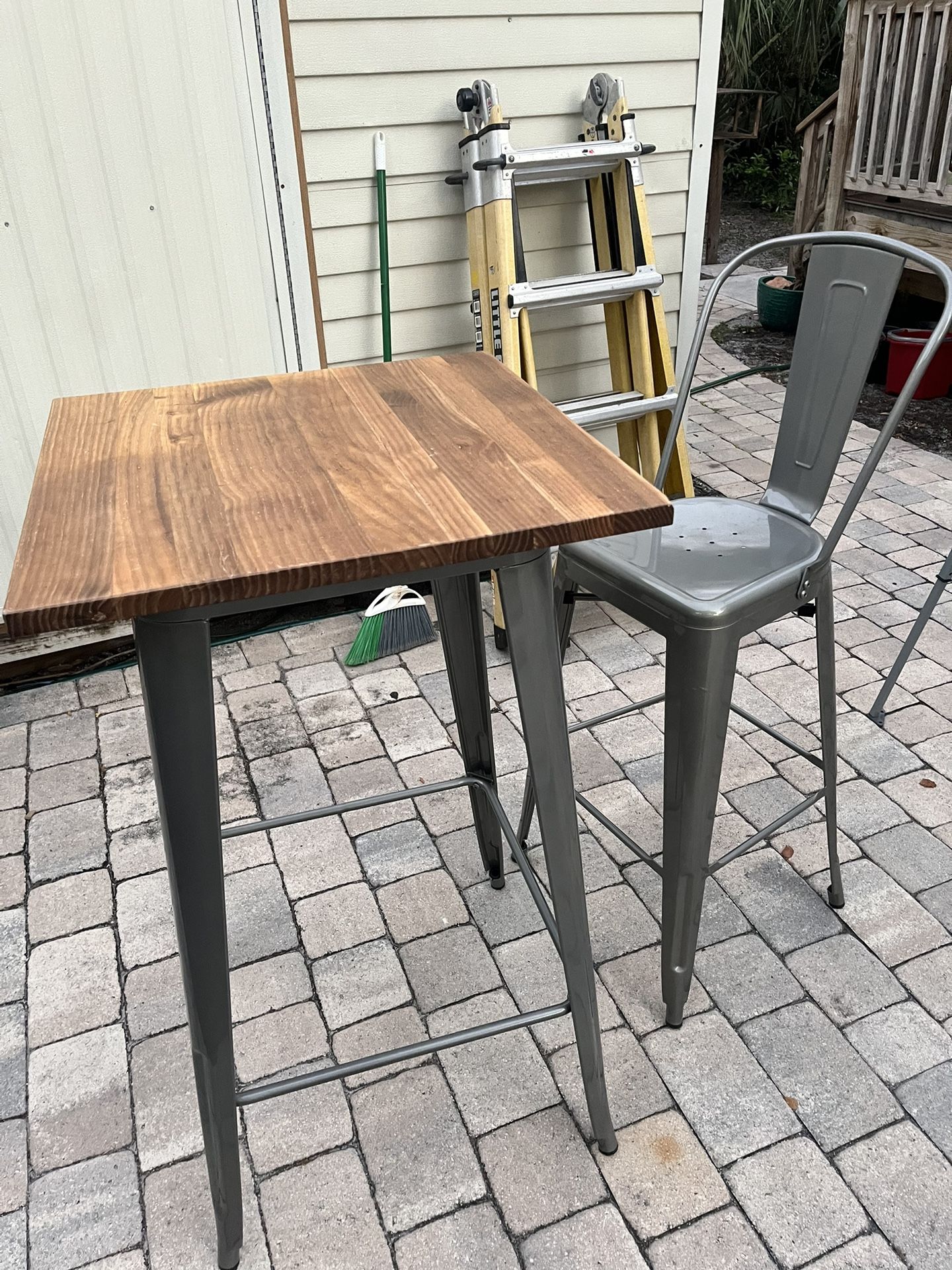 Breakfast Table With 2 Stools