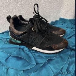 Authenticated 👟 Louis Vuitton Suede Monogram Runaway Sneaker 