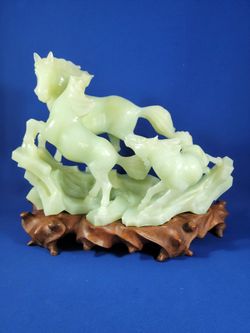 GORGEOUS VINTAGE ALL HAND CRAFTED IN JADE 3 RUNNING HORSES 8 INCHES TALL 10 INCHES LONG  SEE ALL PICTURES FOR SIZE AND WEIGHT 