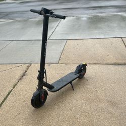 I'm selling a scooter, it hasn't broken down in a while, it's almost new.