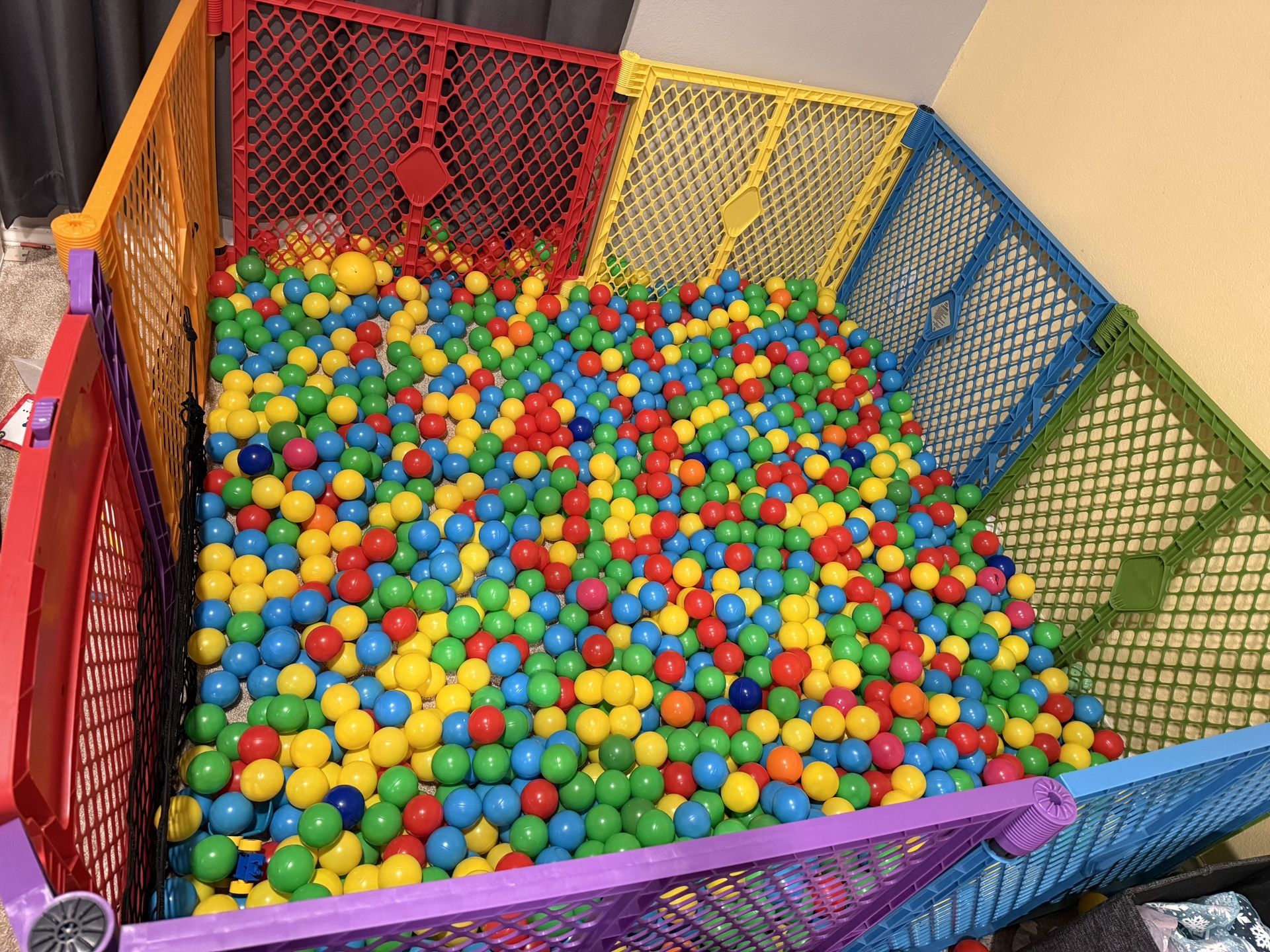 Ball Pit (Playpen) With Lots Of Balls 