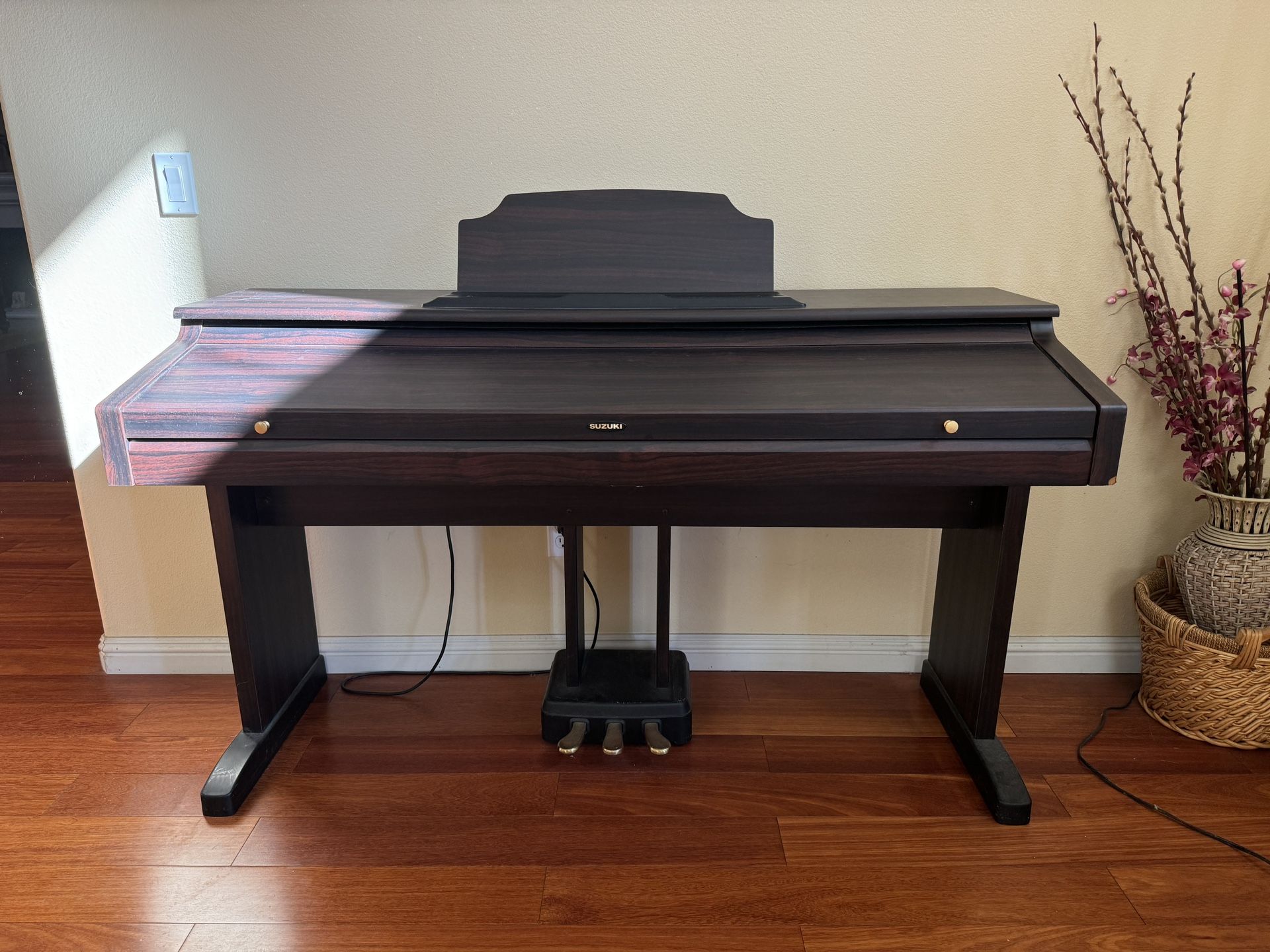 Suzuki Composer Ensemble HP-250ex Electric Piano Keyboard