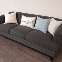 🚨Chesterfield Style Sofa – Move-Out Sale (Must Go)‼️