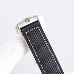 What I want to say more about this watch is the texture brought by the hands-on. The feeling that is different from the ghost is that the seahorse wil