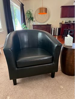 Modern Black Barrel Accent Chair – Excellent Condition
