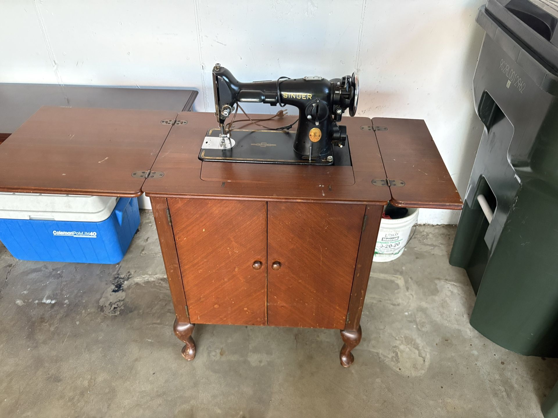 Vintage Antique Singer Sewing Machine Works Lots Of Extras