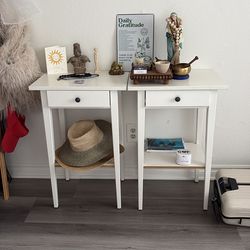 2 bedside stands with drawer