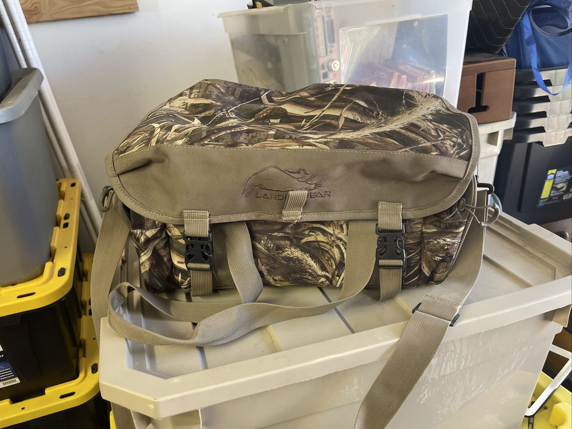 landing gear Duffle Bag Hunting Travel Camping In Great Condition