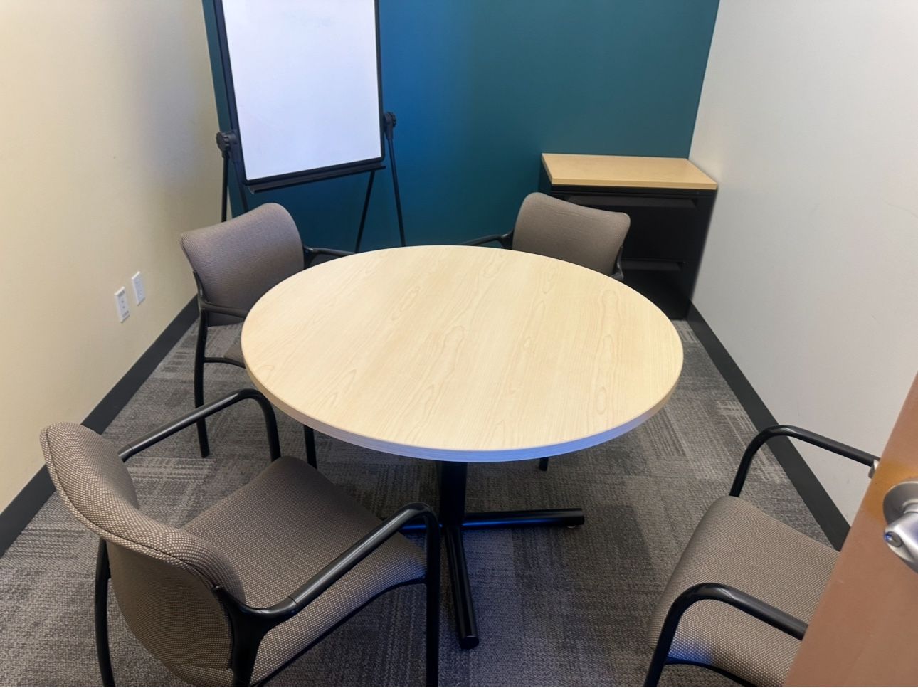 Commercial Grade Round Break Room Conference Office Tables 
