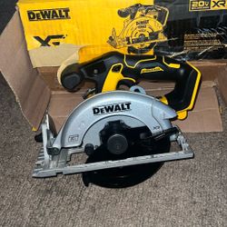 Dewalt 20v XR Brushless 6-1/2” Circular Saw Like New Tool Only 