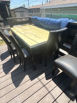 White tabletop with six chairs 🎉