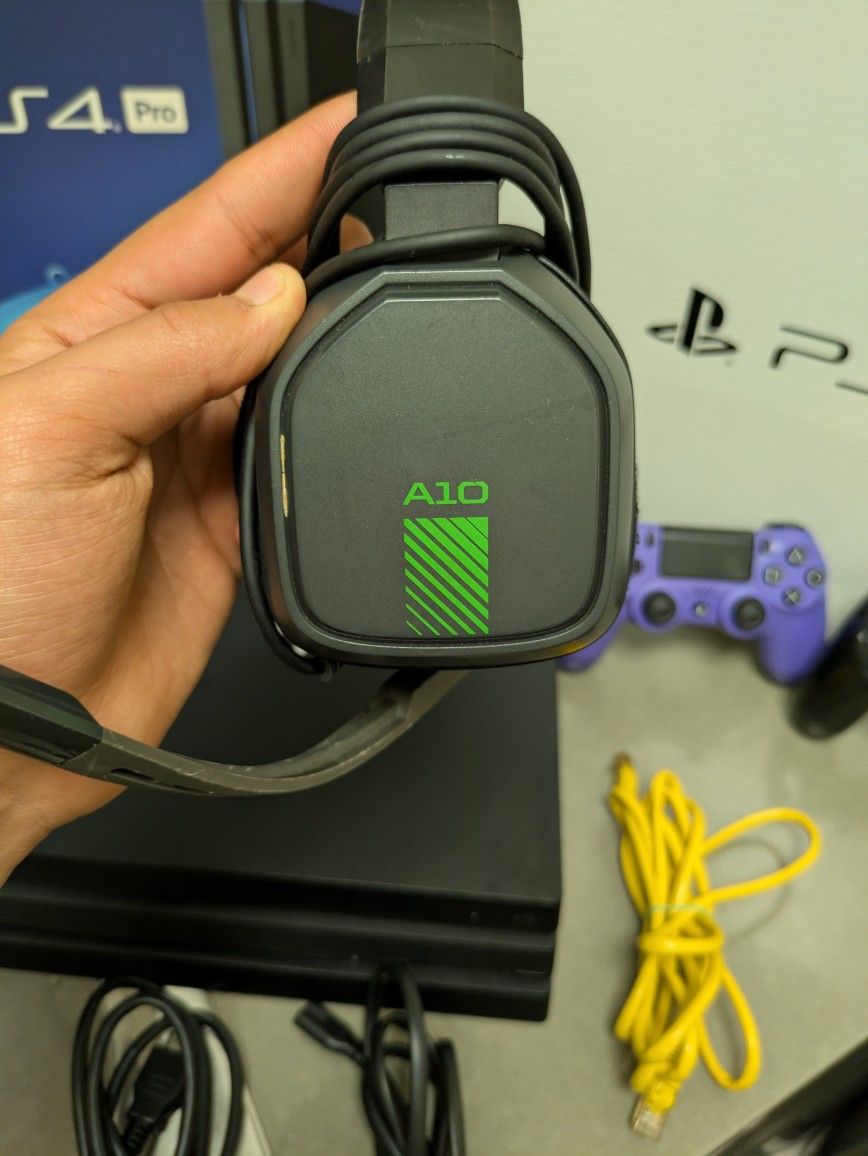 Sony Playstation 4 Pro 1TB Konsole mit Zubehör (Gebraucht) in