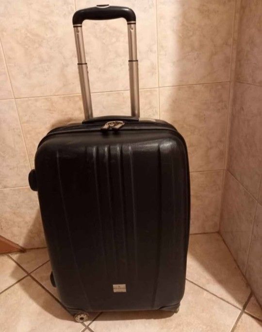 Ricardo Hardshell CarryOn Spinner Wheel Luggage