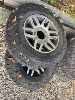 2017 f350 2 rims only ford superduty 8 lug rims,tires are no good with tpms $300 must sell