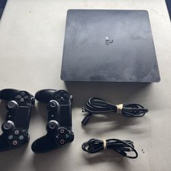 PS4 + 2 Controllers