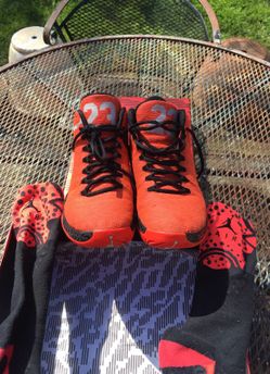 XX9 Jordan's. Basketball shoes. Comes with the socks in the picture.