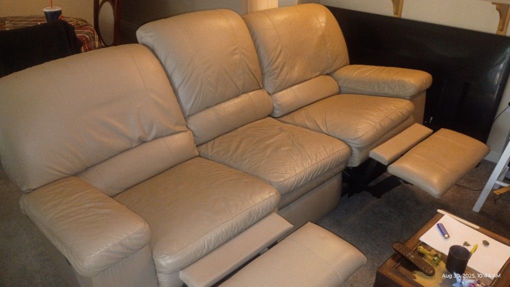 Let The Couch With Two Recliners And Very Good Condition