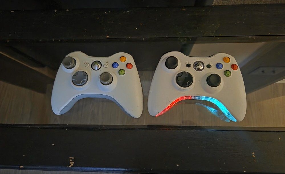 XBOX 360 Controllers ONE LIGHTS UP DIFFERENT COLORS