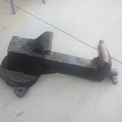 Swivel Vise