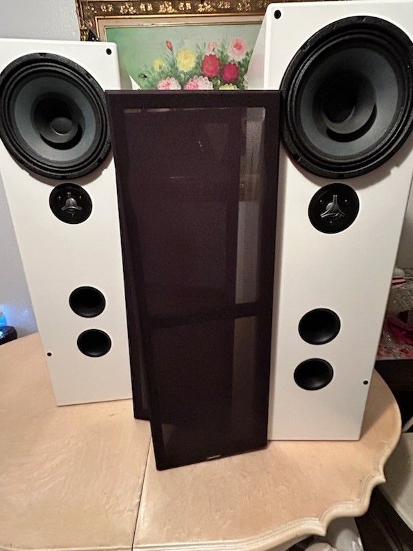 white color Tekton Design’s audio file Lore Speaker