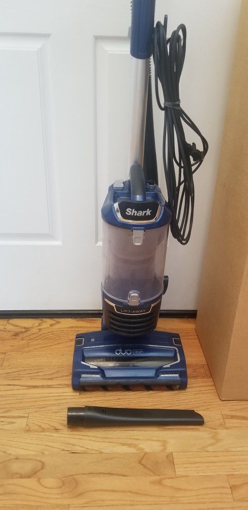 NEW cond SHARK DUO CLEAN MODEL VACUUM WITH COMPLETE ATTACHMENTS , AMAZING POWER SUCTION. , WORKS EXCELLENT , IN THE BOX