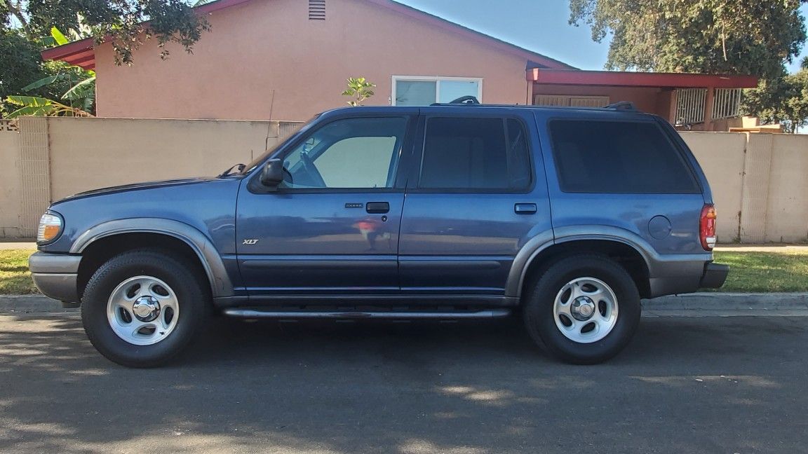 2001 ford explorer XLT everything works plate is good running reliable 230k a/c good