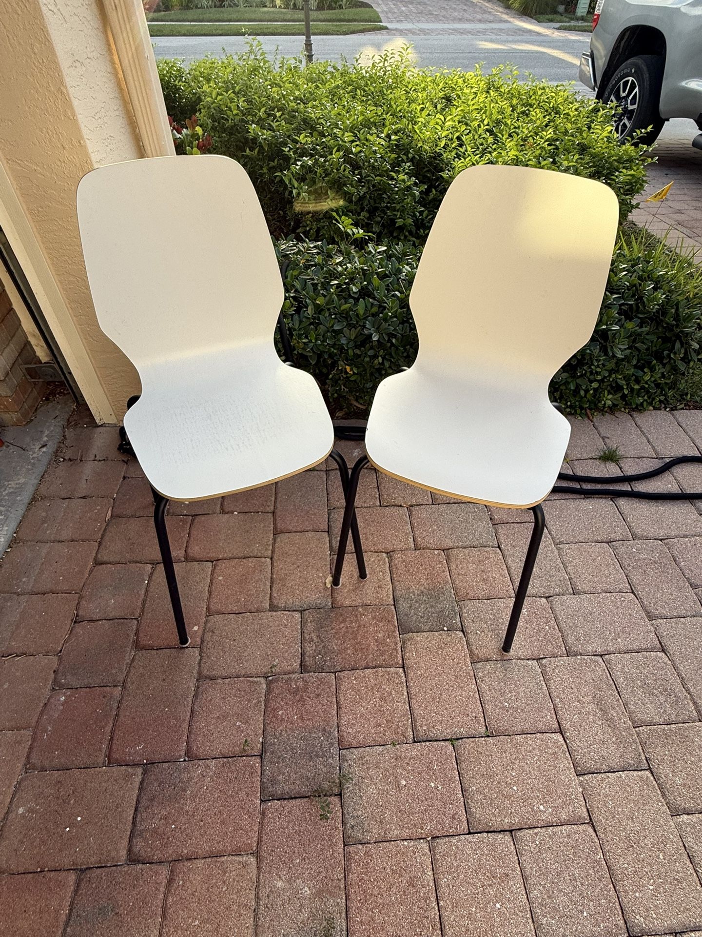 White Chairs For Any Table Or Use