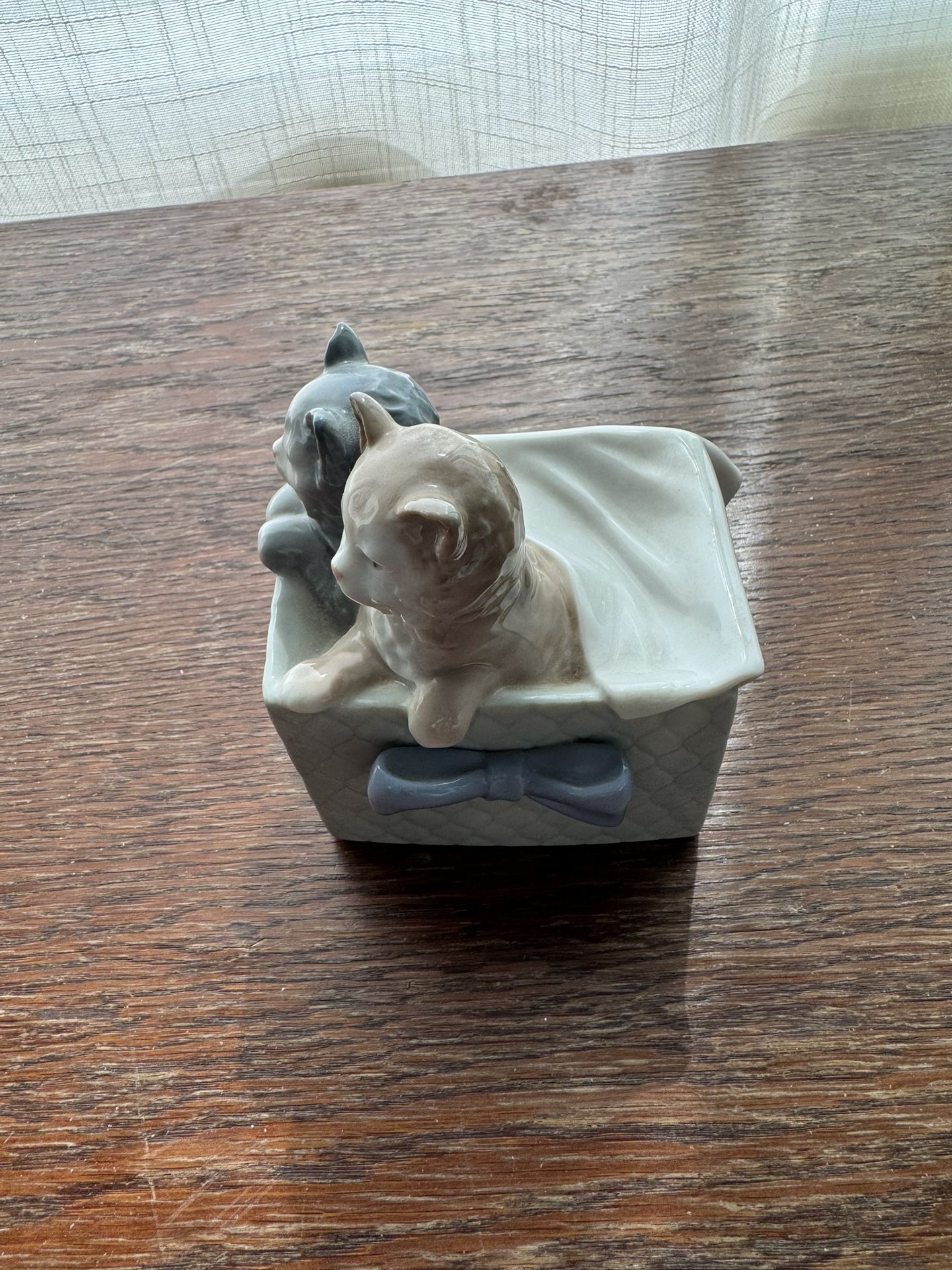 Nao Lladro kittens in a box figurine #1080 retired. Perfect gift, mint cat feline.