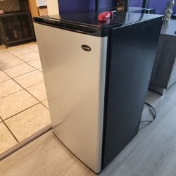 Mini Fridge With Freezer 
