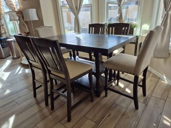 Beautiful Set High Table With 6 bar Stools
