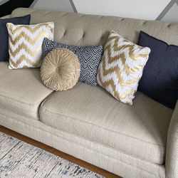 600 !!  Sofa and Loveseat ( Pillows Included ) 