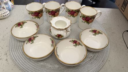 Vintage 1962 ROYAL ALBERT "Old Country Roses" Bone China Made in England