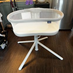 Halo swivel bassinet
